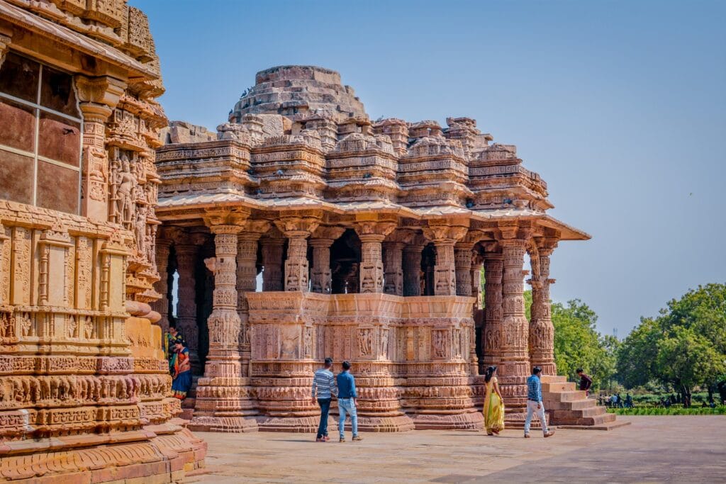 First time travel guide to India for international tourists