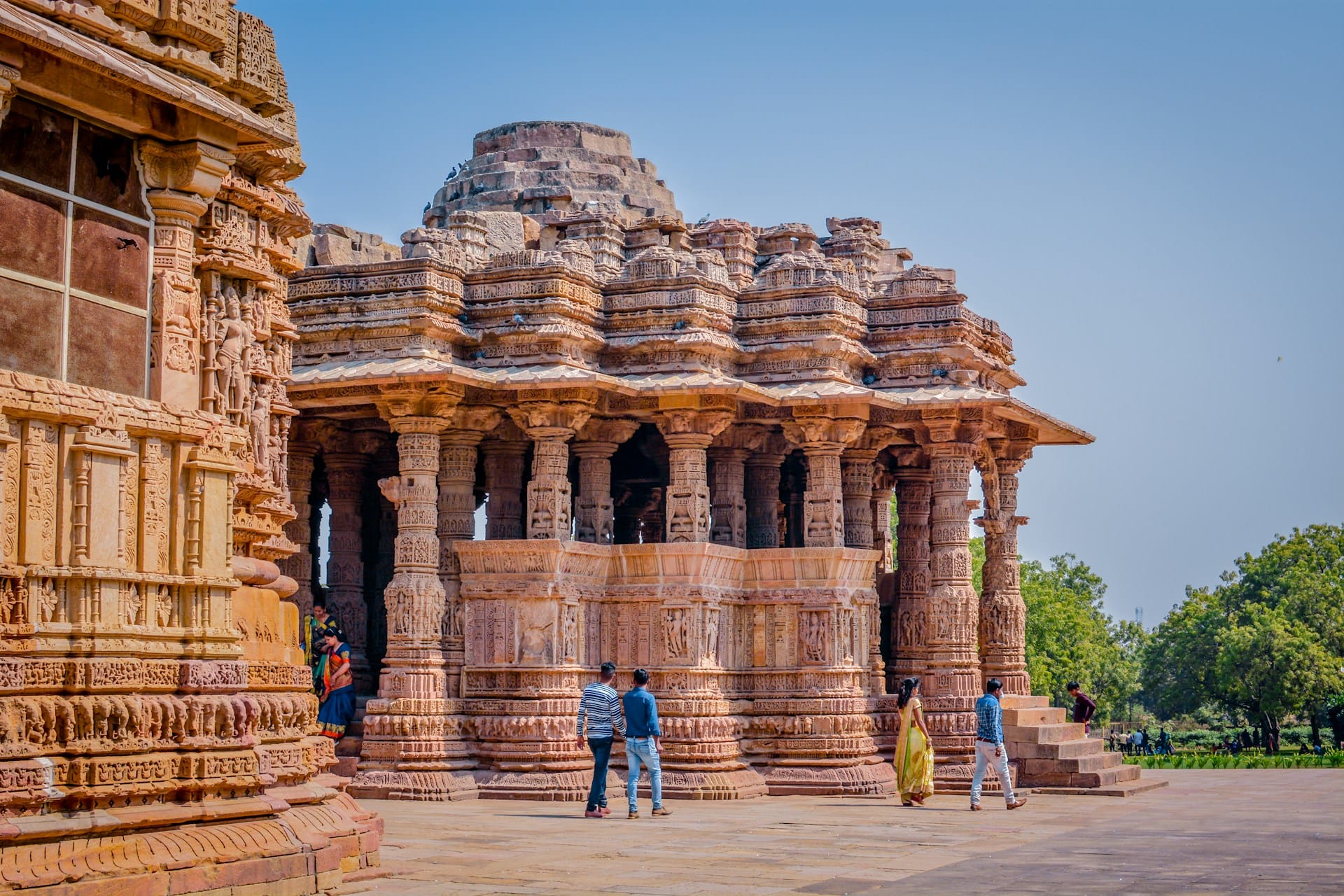 First time travel guide to India for international tourists