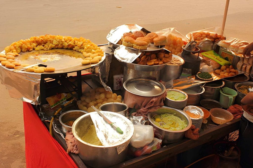 Safety tips for first-time travelers choosing safe street food and local restaurants in India