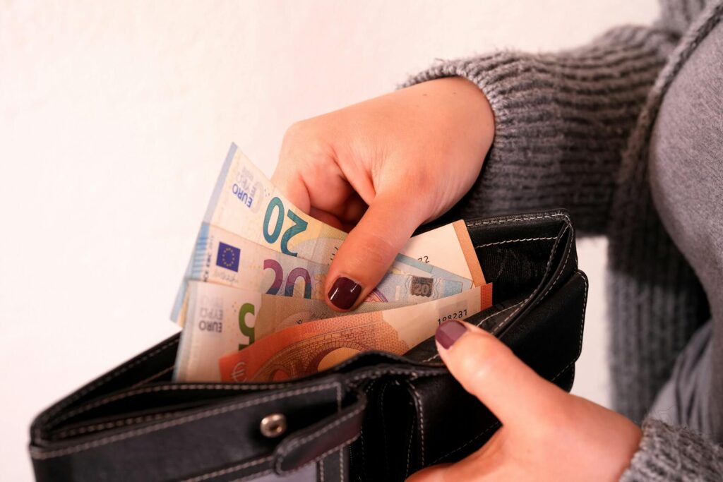 traveler using cash