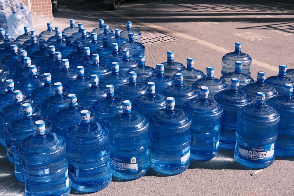 Safe drinking water options for travelers in India